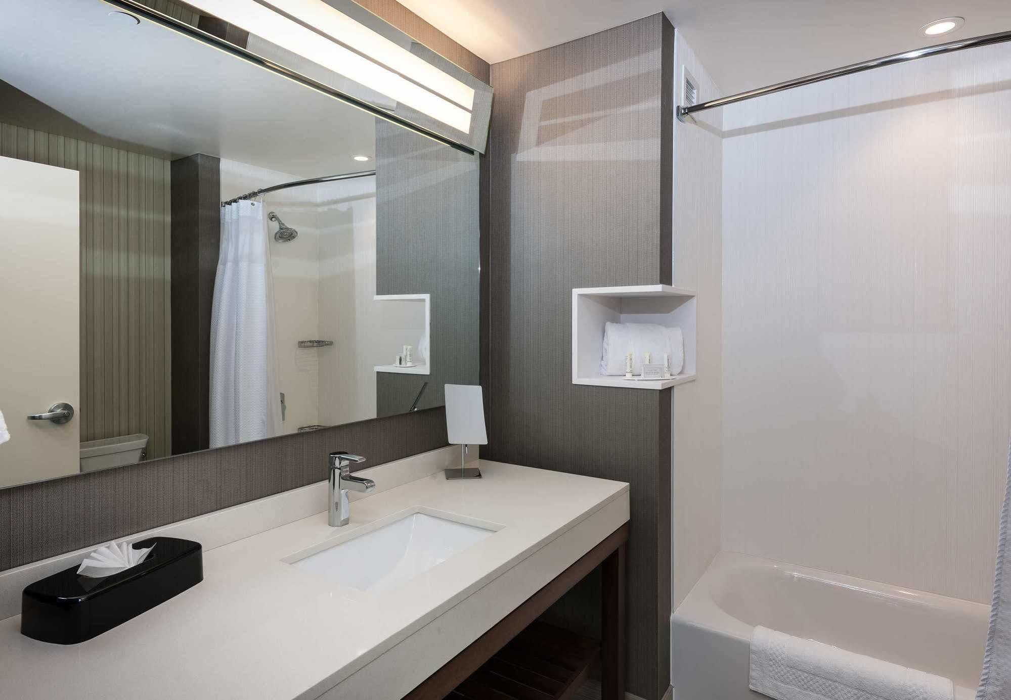 Courtyard By Marriott Boston Littleton Hotel Exterior foto